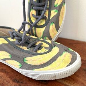 Startas sneakers in fun banana print. Vegan canvas size 9